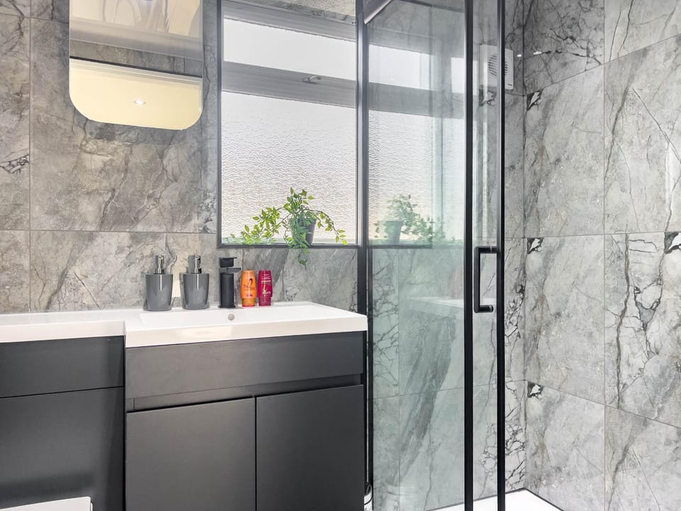 3 Bedroom House Sleeps 6 with Free Parking, Near Preston Station House in Preston