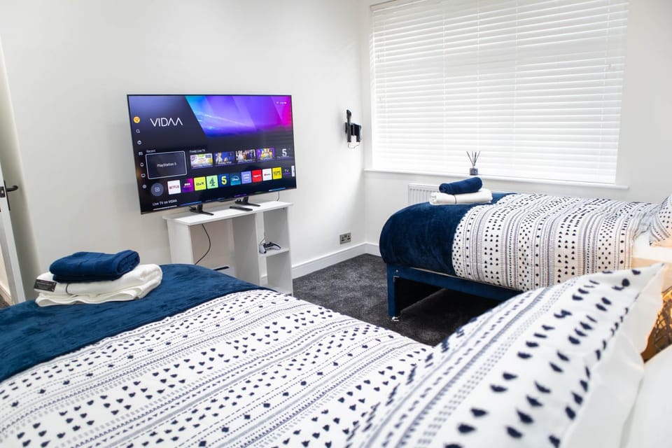 3 Bedroom House Sleeps 6 with Free Parking, Near Preston Station House in Preston