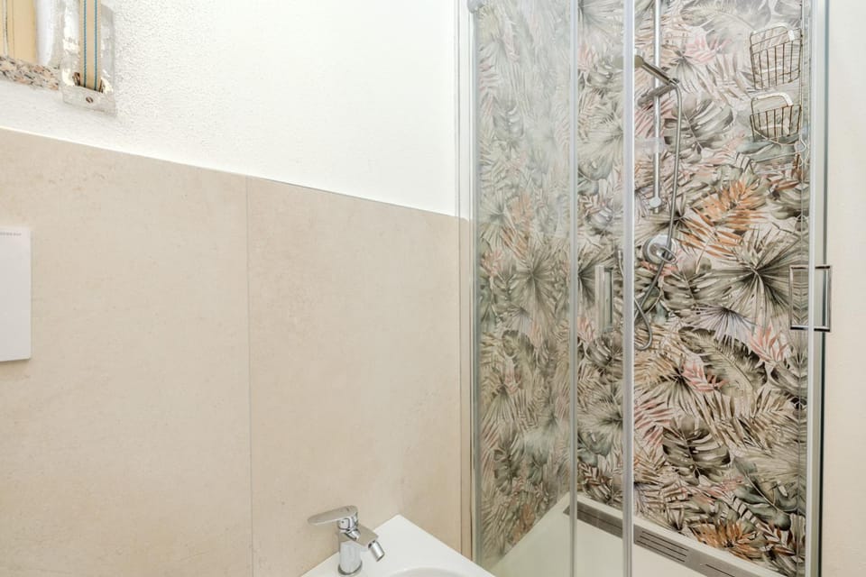 Shower, Bathroom, towels