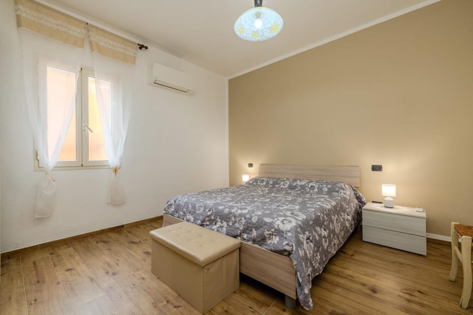 Bed, Photo of the whole room, Bedroom, air conditioner