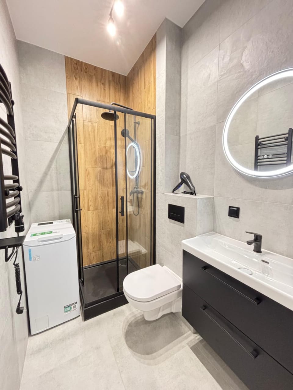 Shower, Toilet, Bathroom, towels, washing machine