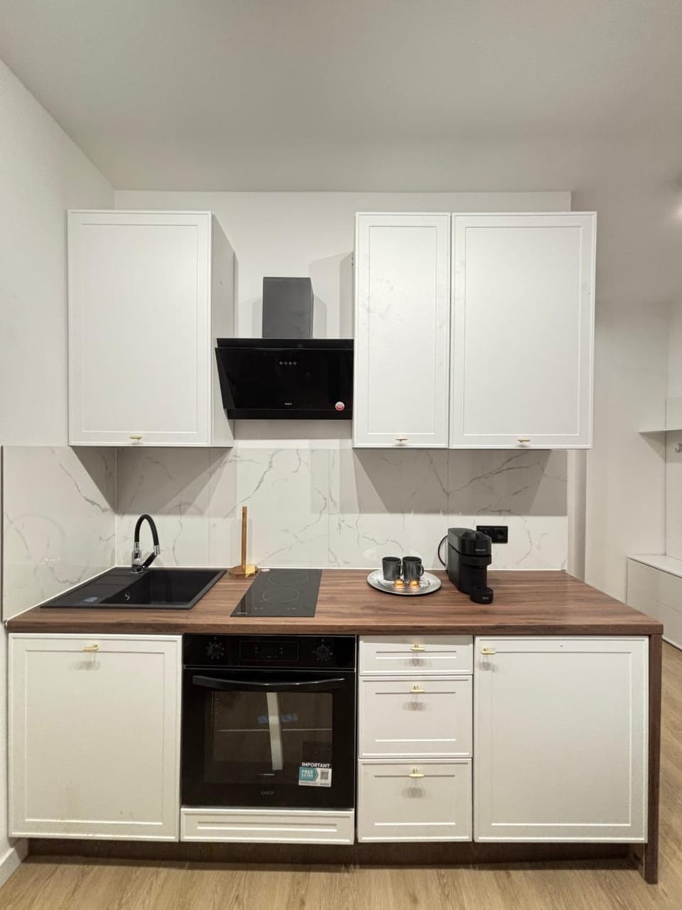 Coffee/tea facilities, Kitchen or kitchenette, minibar, stove