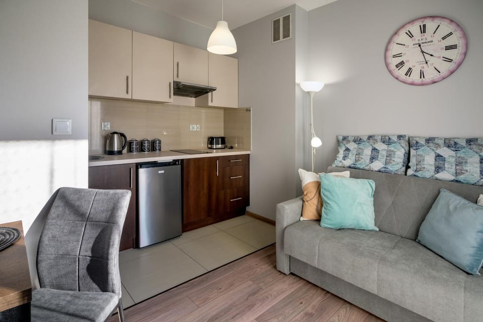 Kitchen or kitchenette, Seating area, stove