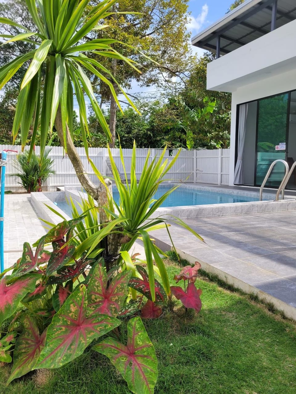 Property building, Garden, Swimming pool