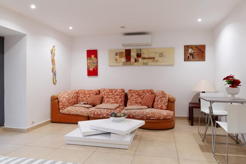 Living room, Seating area, Dining area, air conditioner