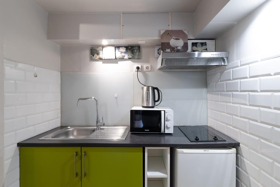 Coffee/tea facilities, Kitchen or kitchenette, stove