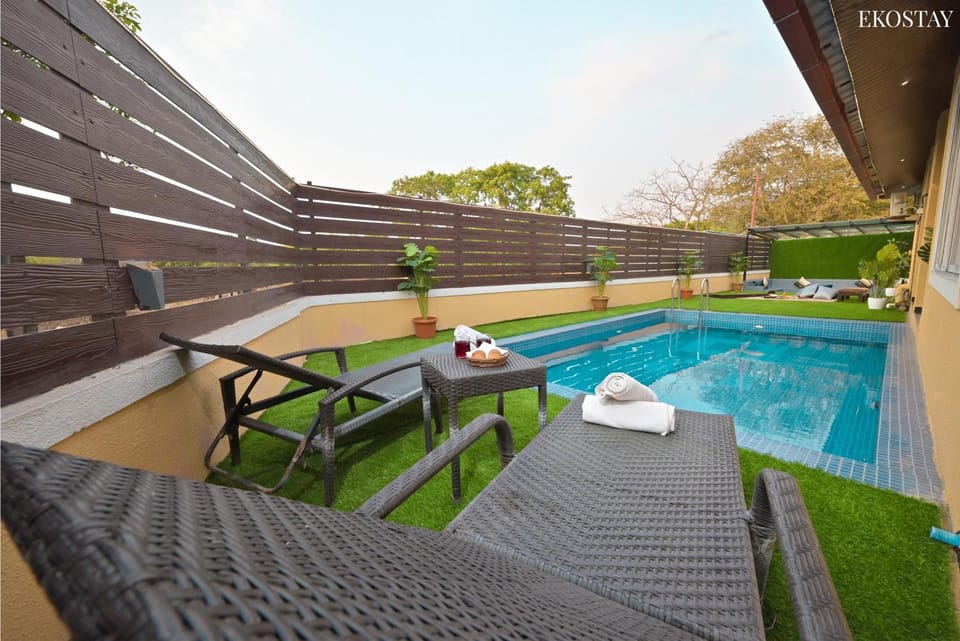 Day, Pool view, Swimming pool, sunbed
