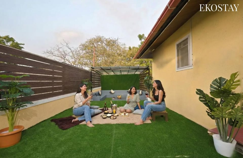 Day, People, Garden, View (from property/room), Seating area, Garden view, group of guests