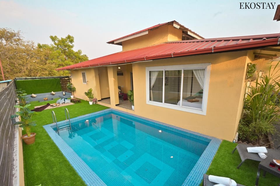 Property building, Day, Garden, Garden view, Pool view, Swimming pool