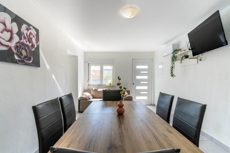 Communal lounge/ TV room, TV and multimedia, Living room, Seating area, Dining area, Evening entertainment