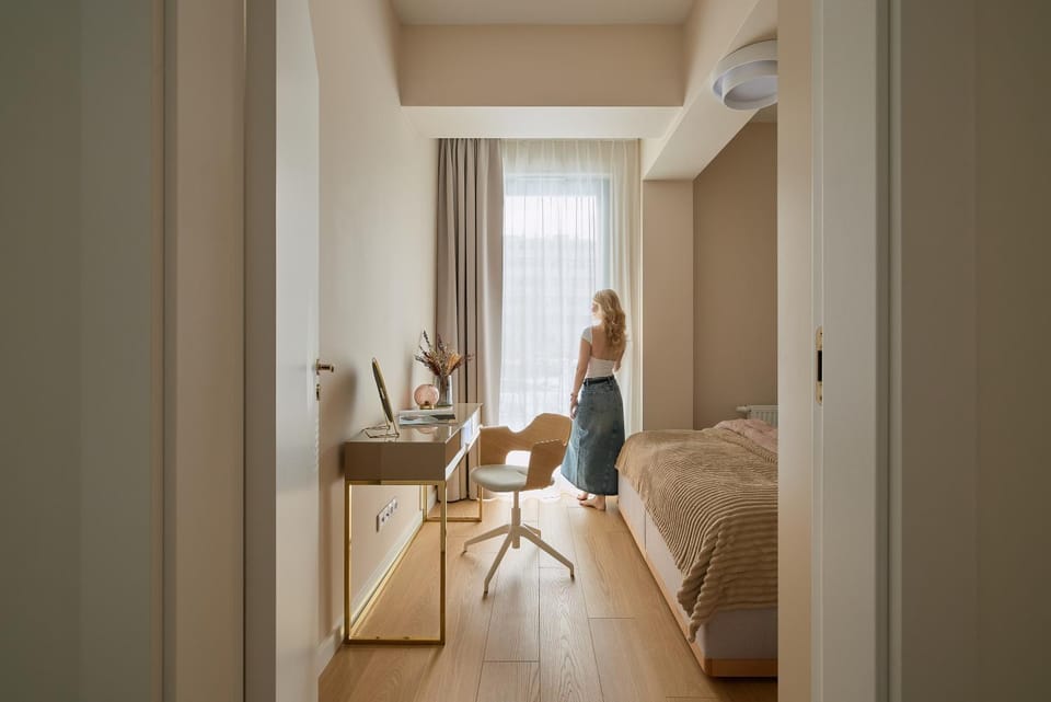 Bed, People, Photo of the whole room, Seating area, Bedroom, group of guests