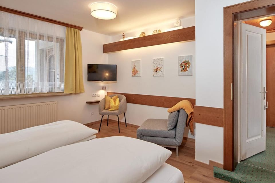 TV and multimedia, Seating area, Bedroom