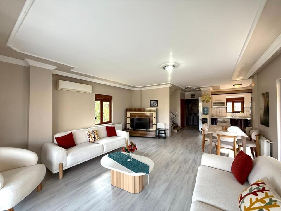 TV and multimedia, Kitchen or kitchenette, Living room, Seating area, Dining area