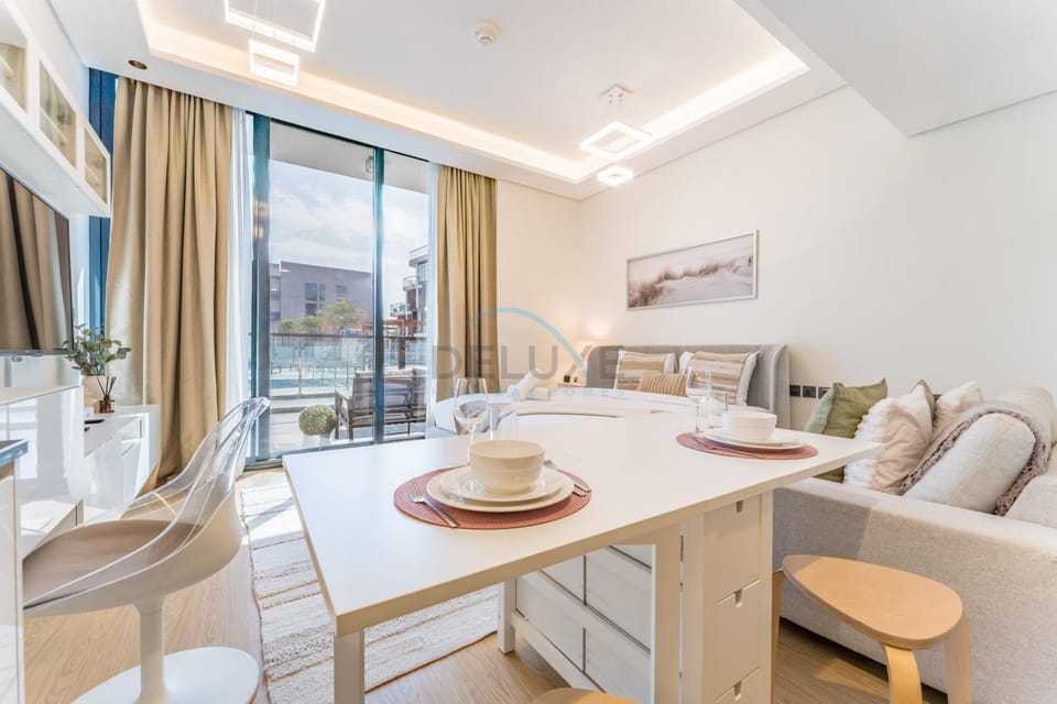 Bed, TV and multimedia, Living room, Seating area, Dining area, Bedroom