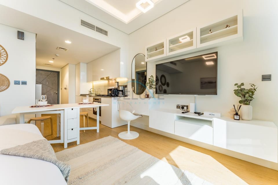Bed, TV and multimedia, Living room, Seating area, Dining area, Bedroom