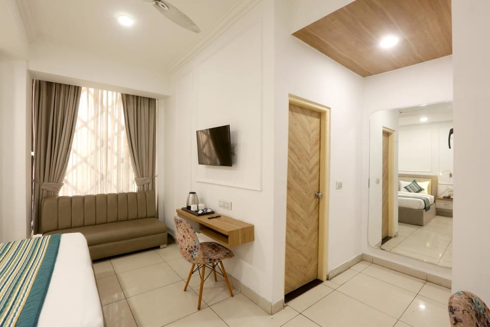 Bed, TV and multimedia, Living room, Photo of the whole room, Seating area, Bedroom, hair dresser, wardrobe, air conditioner