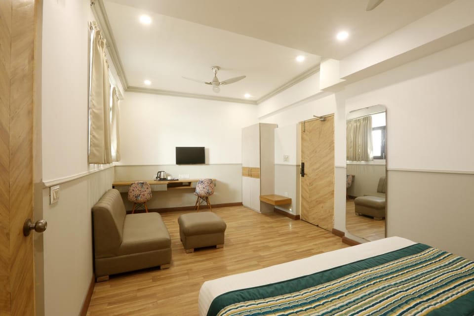 TV and multimedia, Photo of the whole room, Seating area, Bedroom, fireplace, wardrobe
