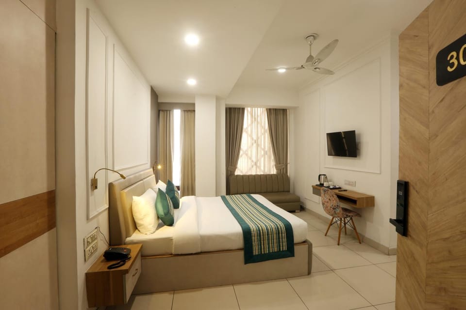 Bed, TV and multimedia, Living room, Photo of the whole room, Seating area, Bedroom, hair dresser, wardrobe