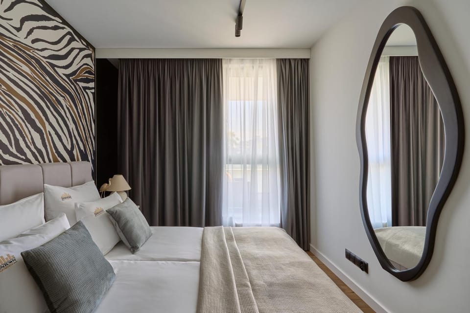 Bed, Photo of the whole room, Seating area, Bedroom