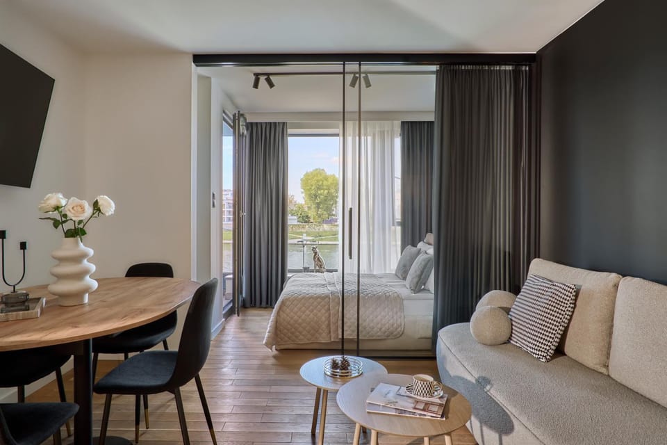 Bed, TV and multimedia, Living room, Photo of the whole room, Seating area, Dining area, Bedroom