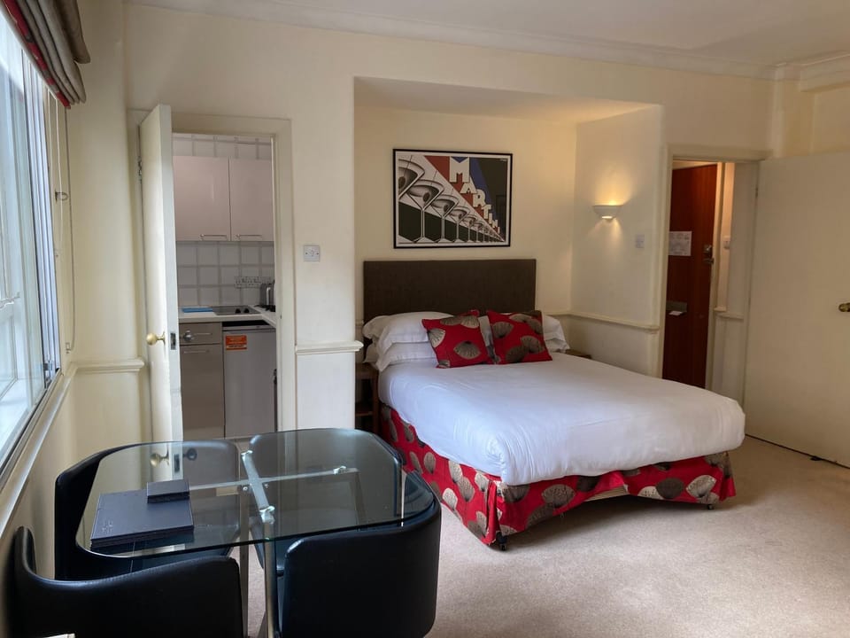 NELL GWYNN HOUSE - Traditional, Warm Studio Apartment, Sloane Square, London Apartment in City of Westminster