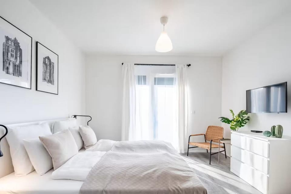 Bed, TV and multimedia, Living room