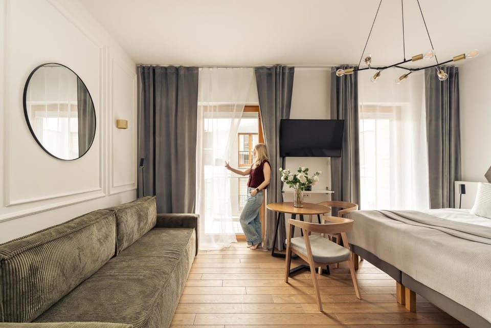 Bed, TV and multimedia, Living room, Photo of the whole room, Seating area, Dining area, Bedroom