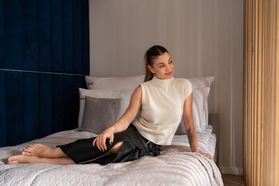 Bed, People, Photo of the whole room, Bedroom, group of guests