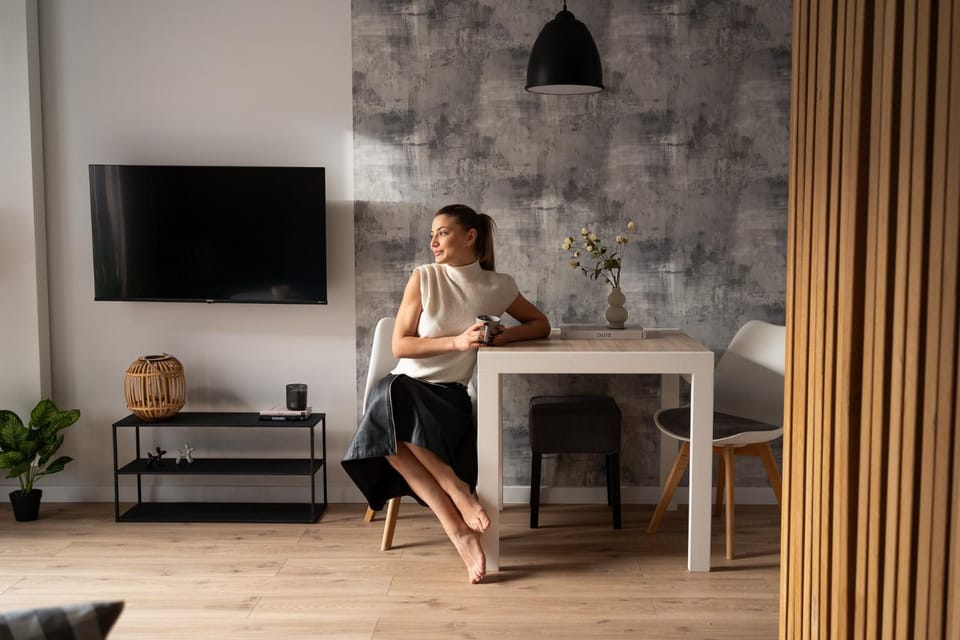 People, TV and multimedia, Living room, Seating area, Dining area, Guests, group of guests