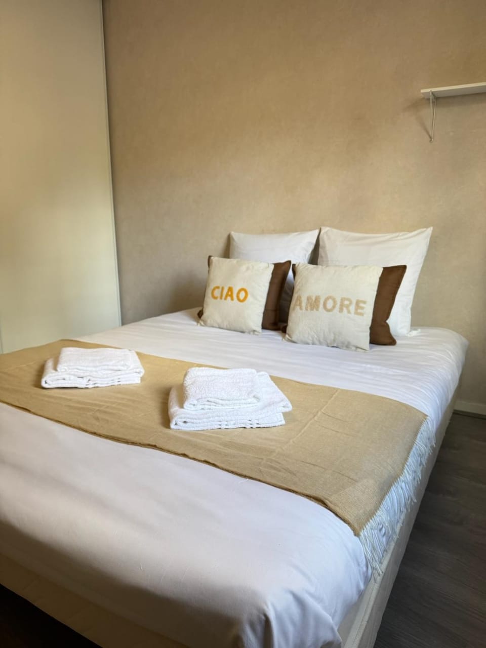 Bed, Bedroom, towels