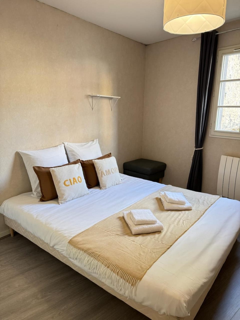 Bed, Bedroom, towels