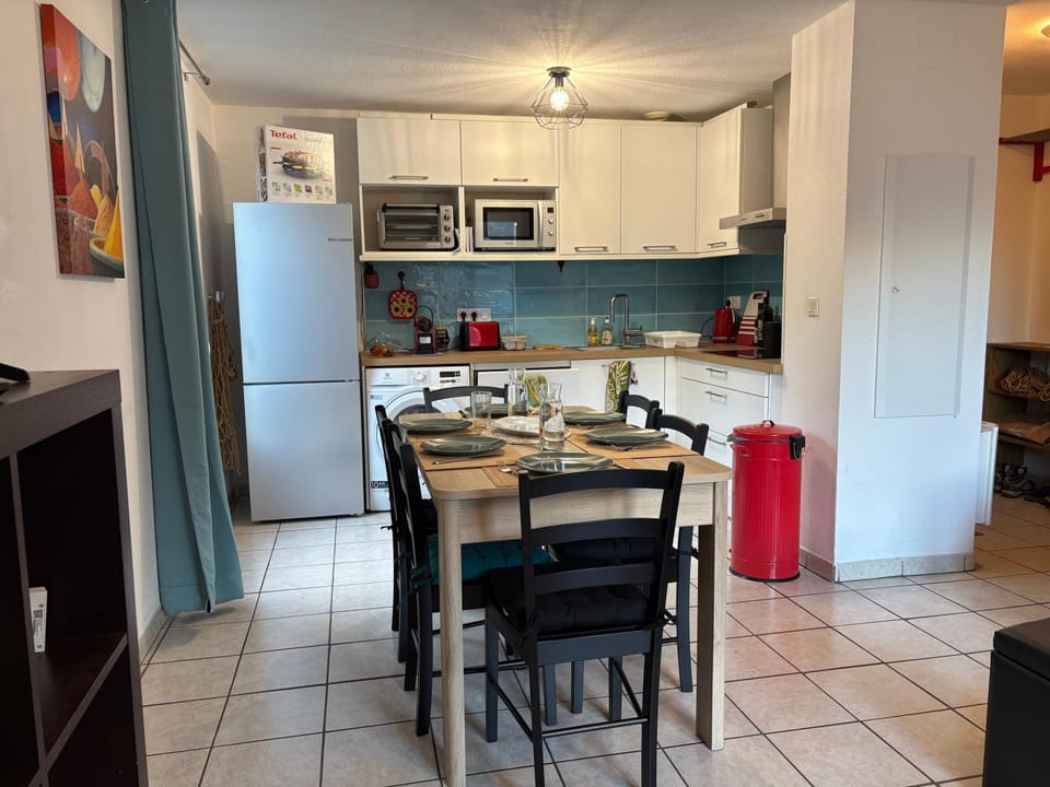 Kitchen or kitchenette, Dining area, dishwasher