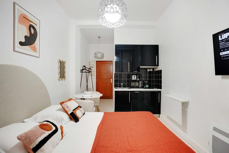 Bed, TV and multimedia, Kitchen or kitchenette, Photo of the whole room, Bedroom, towels