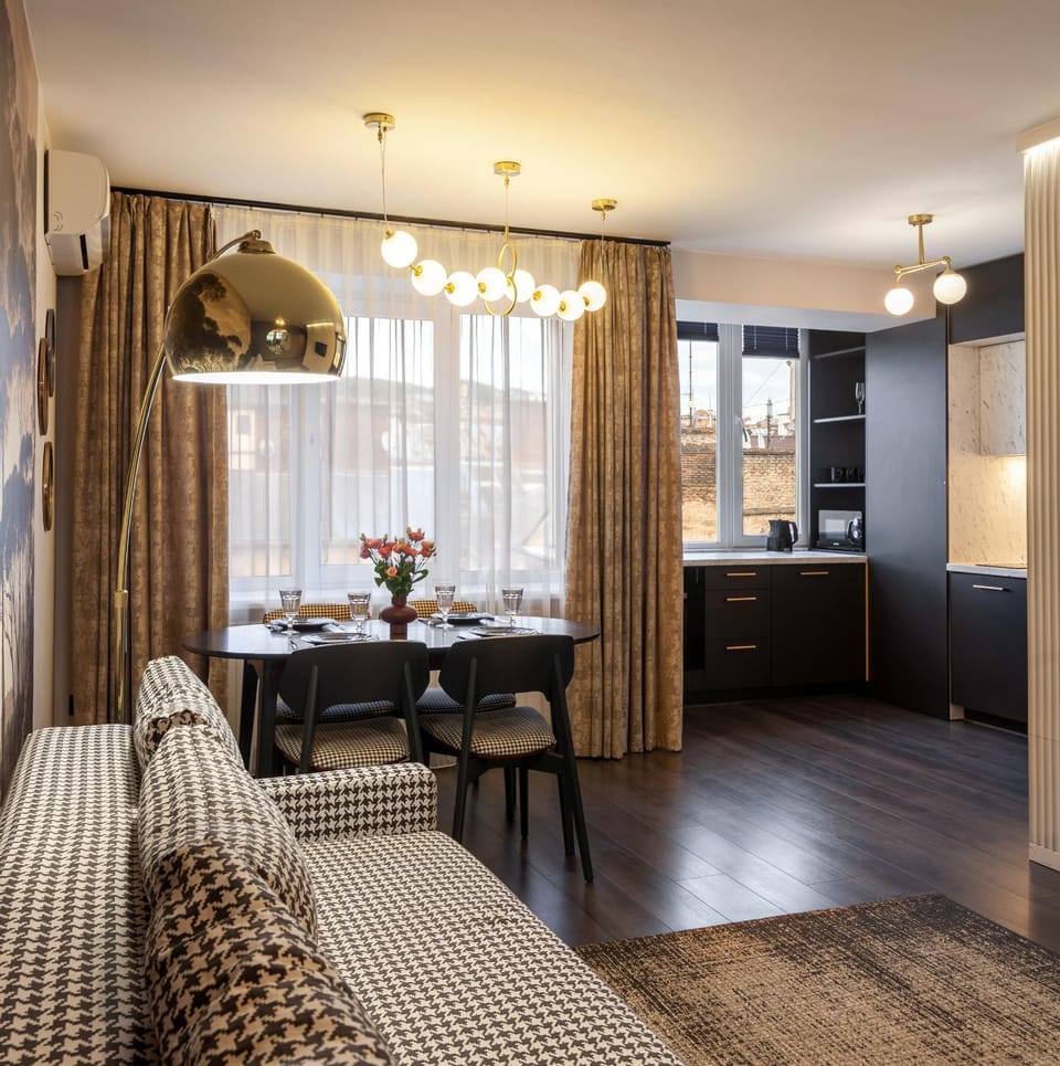 Royal apart on Svobody 6-8 Avenue Apartment in Lviv