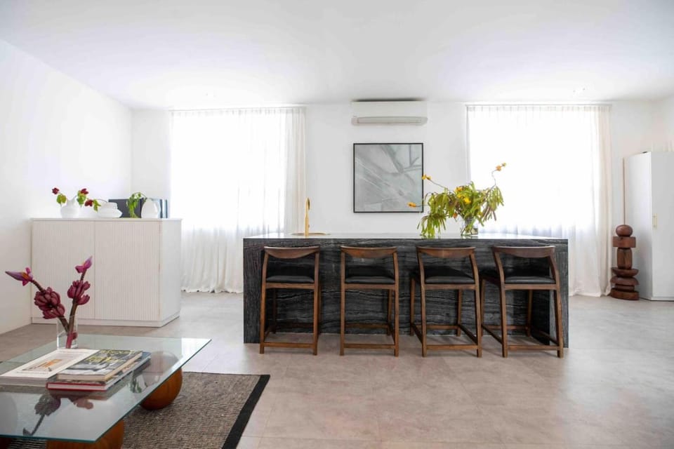 Stroberi - Elegant Rooftop Apartment in Berawa House in North Kuta