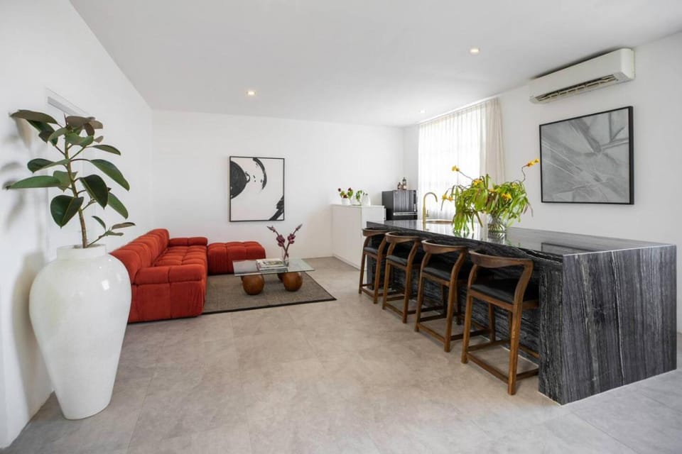 Stroberi - Elegant Rooftop Apartment in Berawa House in North Kuta