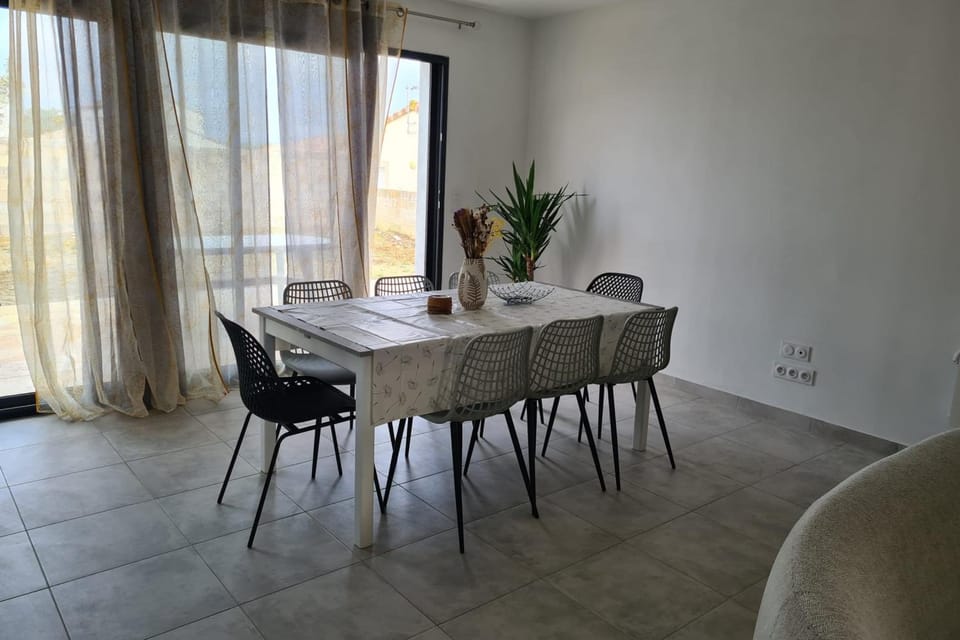 Bright house in Pezens for 8 people House in Occitanie