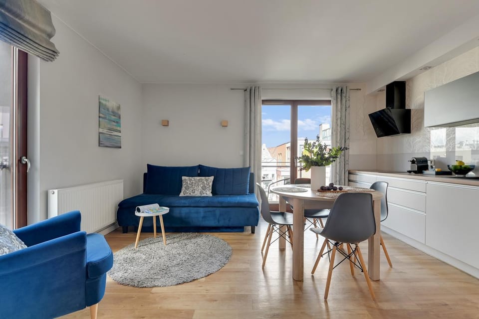 TV and multimedia, Kitchen or kitchenette, Living room, Seating area, Dining area