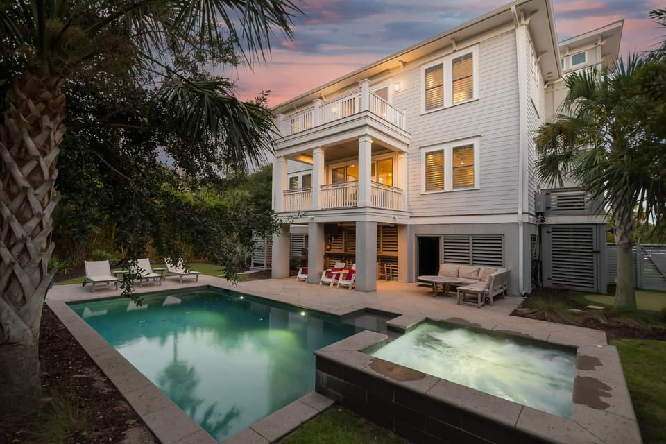 Coastal Manor~ 6 bdrm, across from ocean, Ocean Views!, Private Pool and Hot Tub, Elevator! House in Isle of Palms
