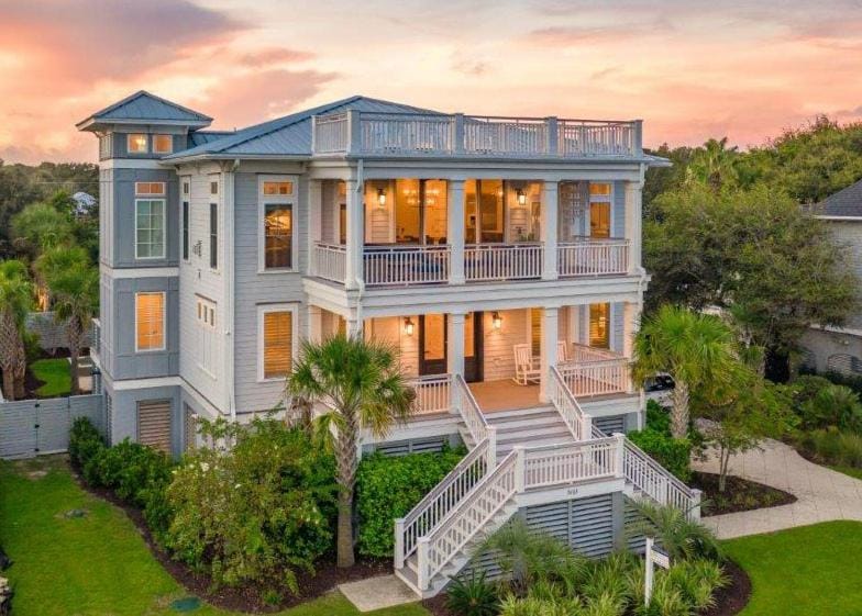 Coastal Manor~ 6 bdrm, across from ocean, Ocean Views!, Private Pool and Hot Tub, Elevator! House in Isle of Palms