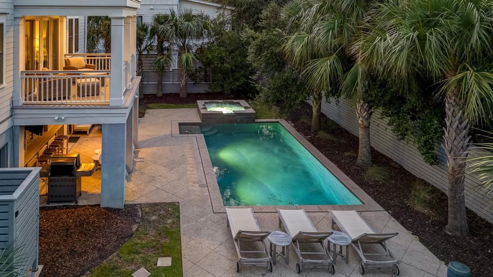 Coastal Manor~ 6 bdrm, across from ocean, Ocean Views!, Private Pool and Hot Tub, Elevator! House in Isle of Palms