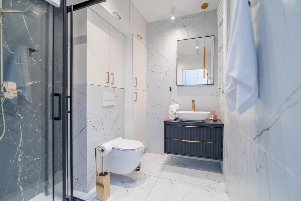 Shower, Toilet, Bed, Bathroom, Photo of the whole room, Bedroom, towels