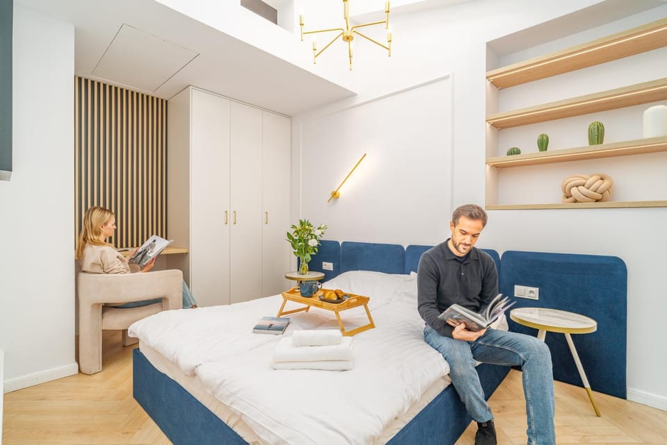 Bed, People, Living room, Photo of the whole room, Seating area, Bedroom, group of guests