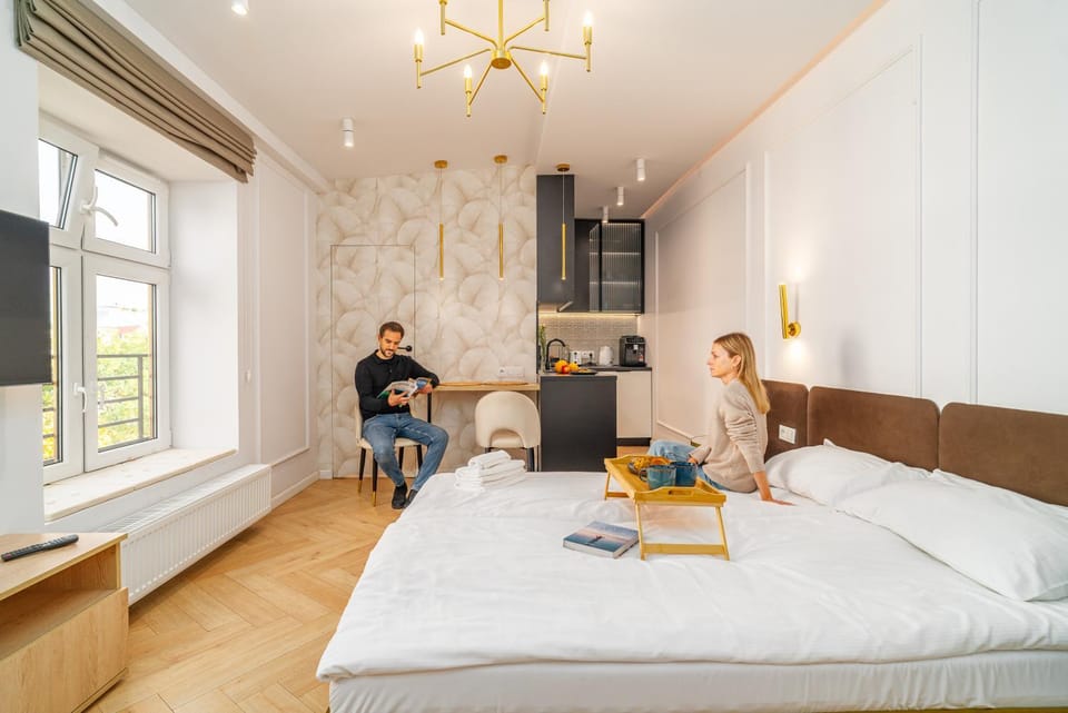 Bed, People, Living room, Food and drinks, Photo of the whole room, Seating area, Dining area, Bedroom, Guests, group of guests
