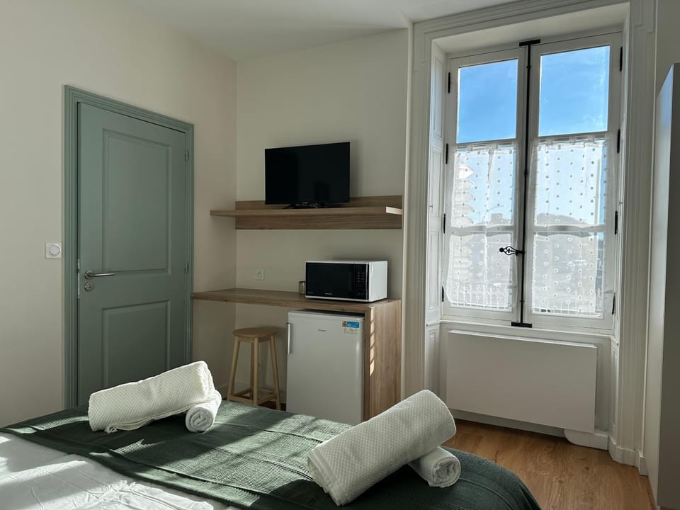 Bed, TV and multimedia, Photo of the whole room, Bedroom