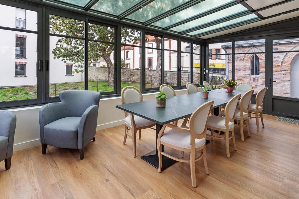 Seating area, Dining area