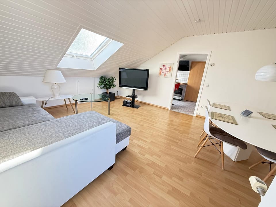 TV and multimedia, Living room, Seating area, Dining area