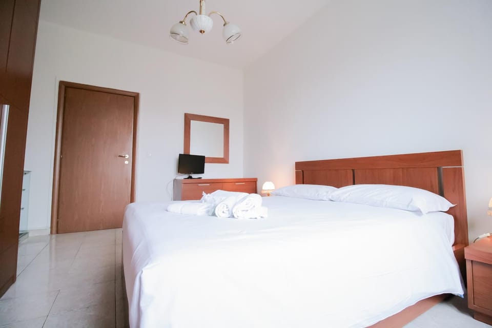 Bed, TV and multimedia, Bedroom, towels