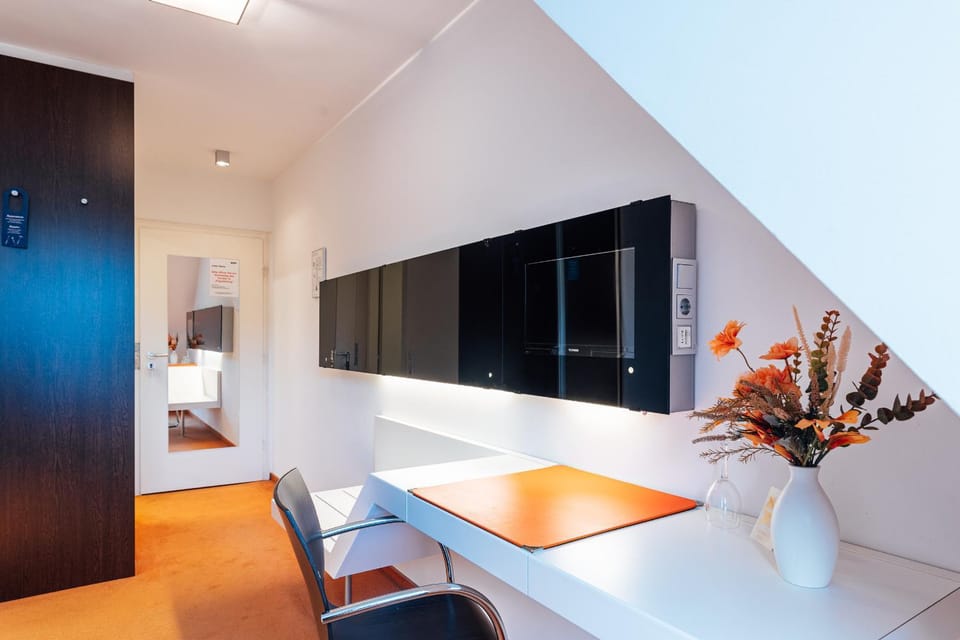 Bed, TV and multimedia, Living room, Photo of the whole room, Seating area, Dining area, Bedroom, wardrobe