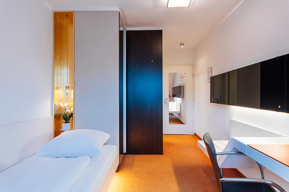 Bed, TV and multimedia, Living room, Photo of the whole room, Seating area, Bedroom